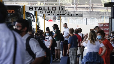 Coronavirus, l'OMS ai giovani: "Non abbassate la guardia, non siete invincibili"