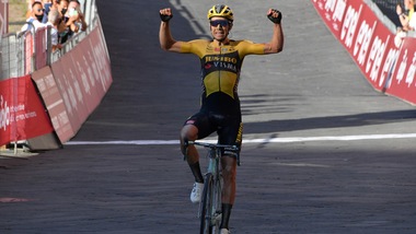 Strade Bianche, Van Aert vince davanti a Davide Formolo