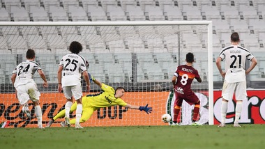 Juve ko con la Roma: Perotti show, l'unico sorriso è per il ritorno di Demiral