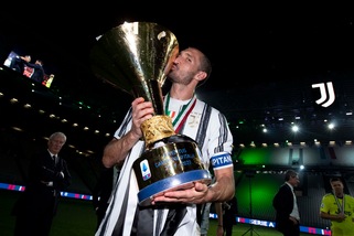 "Chiellini, buon compleanno all'uomo dei 9 Scudetti": gli auguri della Juve