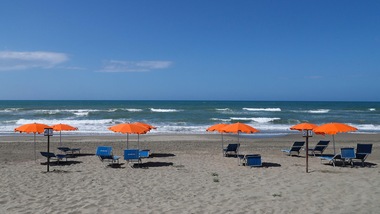 Cattolica, turista austriaca partorisce in spiaggia