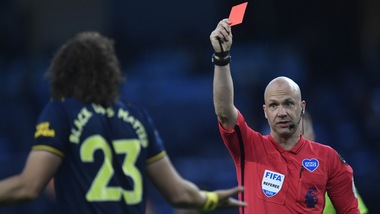 Coronavirus, in Premier nuova regola: espulsione per chi tossisce contro un avversario