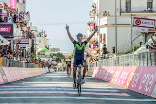 Trittico Lombardo, Izaguirre vince sotto la pioggia: Nibali quinto