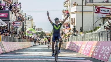 Trittico Lombardo, Izaguirre vince sotto la pioggia: Nibali quinto