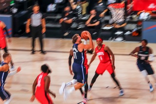 Nba, Doncic nella storia. Capolavoro di Booker sulla sirena