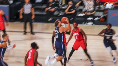 Nba, Doncic nella storia. Capolavoro di Booker sulla sirena