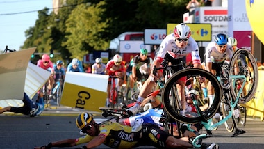 Caduta shock al Giro di Polonia: Jakobsen in coma, numerosi feriti