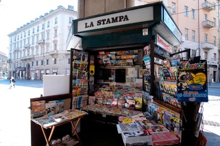 Copie illegali di giornali su Telegram, maxi operazione: 8 perquisizioni