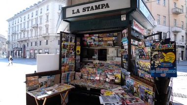 Copie illegali di giornali su Telegram, maxi operazione: 8 perquisizioni