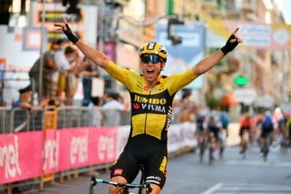 Milano-Sanremo: vince Van Aert, già trionfatore della Strade Bianche