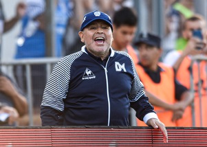 Coronavirus, Maradona avvertito: "Non vada agli allenamenti, soggetto a rischio"