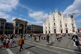 Milano, vigilante preso in ostaggio al Duomo: arrestato un uomo