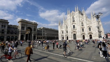 Milano, vigilante preso in ostaggio al Duomo: arrestato un uomo
