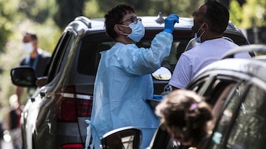 Coronavirus: 320 nuovi casi e 4 morti in Italia, numeri in crescita