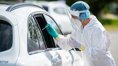 Coronavirus, dopo 115 giorni di ricovero e 28 tamponi torna a casa