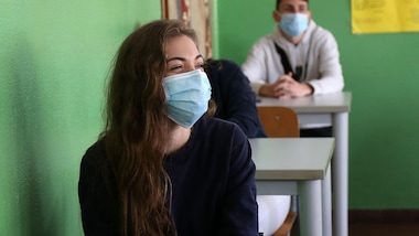 Coronavirus, Bassetti: "Da ipocriti pensare alla mascherina in classe"