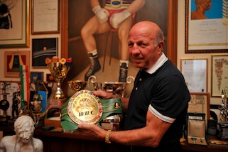 I funerali di Mazzinghi: sulla bara la maglia del Pontedera e i guantoni