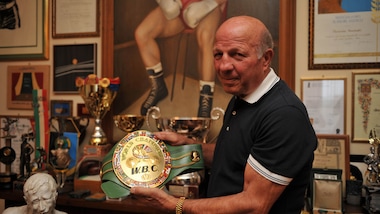 I funerali di Mazzinghi: sulla bara la maglia del Pontedera e i guantoni