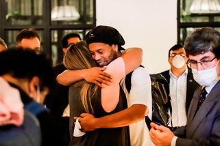 Ronaldinho rilasciato dopo oltre cinque mesi di detenzione: finisce l'incubo