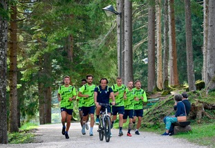 Lazio di corsa sulle Dolomiti: Inzaghi segue in bicicletta
