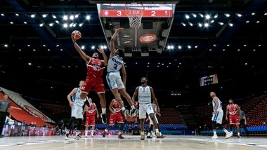 Milano annienta Cantù in Supercoppa: è tornato il basket in Italia