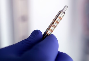 Coronavirus, clamoroso AstraZeneca: ripresi i test sul vaccino!