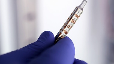 Coronavirus, clamoroso AstraZeneca: ripresi i test sul vaccino!