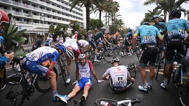 Tour de France, Pinot: "La caduta di ieri? Sono tutto rotto ma riparto"