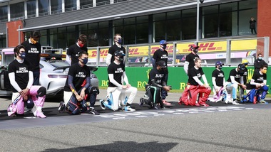 Formula 1 contro il razzismo: piloti in ginocchio