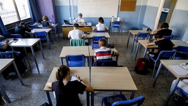 Scuola, si ricomincia con mascherine e banchi distanziati