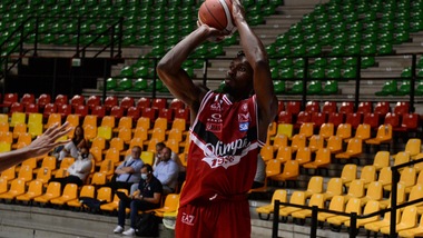 Supercoppa Italiana, Milano distrugge Cantù. A Varese non basta Scola