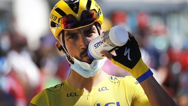 Tour, Alaphilippe penalizzato: Yates nuova maglia gialla