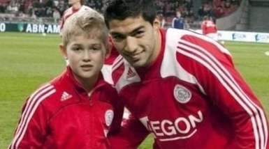 Chi è il bambino accanto a Suarez? I social impazziscono