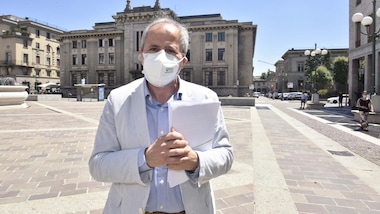 Coronavirus, Crisanti: "Vaccino nel 2021. Mascherine per gli studenti anche al banco"