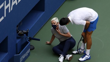 Us Open, Djokovic colpisce giudice con una pallina: squalificato