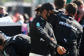 Hamilton nella Extreme E con la sua scuderia