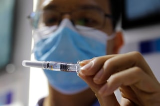 Coronavirus, stop ai test per il vaccino: ecco il motivo