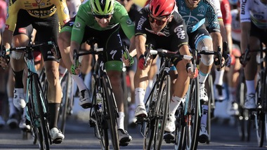 Tour de France, Ewan vince davanti a Bennett. Sagan penalizzato