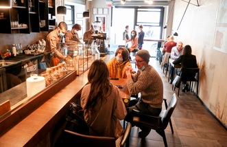 Coronavirus, quattro ragazzi positivi vanno al bar: denunciati