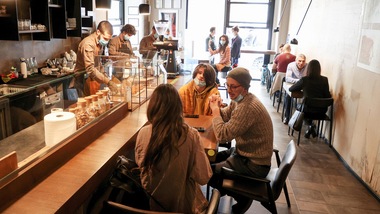 Coronavirus, quattro ragazzi positivi vanno al bar: denunciati