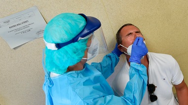 "Coronavirus, laboratori in difficoltà a causa dell'aumento di tamponi"