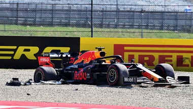 Gp Toscana, caos al via: Vettel distrugge l'ala, ritiro per Verstappen