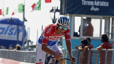Tirreno-Adriatico, Yates resta primo. Settima tappa a van der Poel
