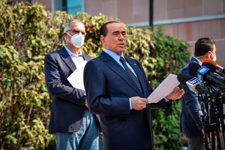 Berlusconi dimesso dal San Raffaele: "Coronavirus? L'ho scampata bella"