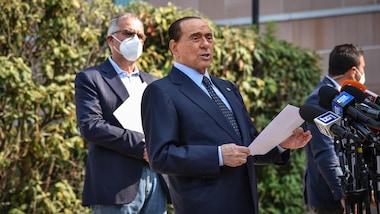 Berlusconi dimesso dal San Raffaele: "Coronavirus? L'ho scampata bella"