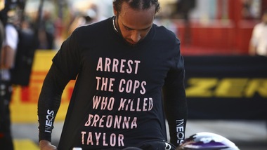 F1, maglietta antirazzista al Mugello: Hamilton ora rischia