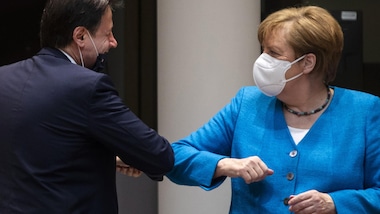 Coronavirus, l'Oms: "Stop al saluto col gomito, meglio la mano sul cuore"