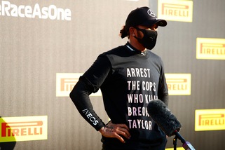 F1, Hamilton e la maglietta antirazzista: "Non mi arrenderò"