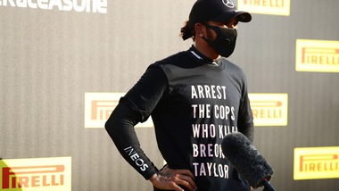 F1, Hamilton e la maglietta antirazzista: "Non mi arrenderò"