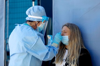 Coronavirus, 1585 nuovi positivi in un giorno in Italia: 13 morti